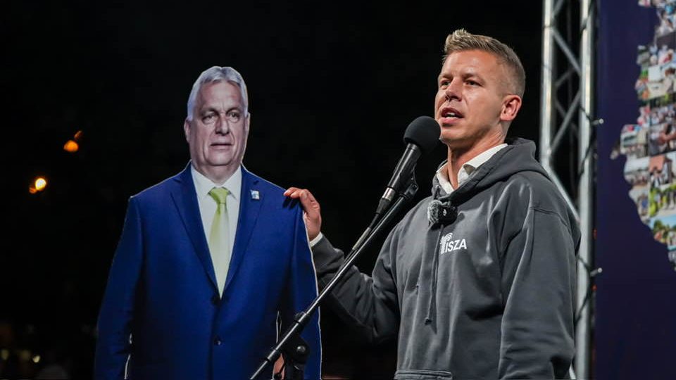 Magyar Péter bemutatta új útitársát az országjáráson: Orbán Viktor papírmását