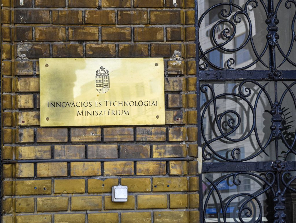 Rovar került a csokikba, ki kell vonni a forgalomból