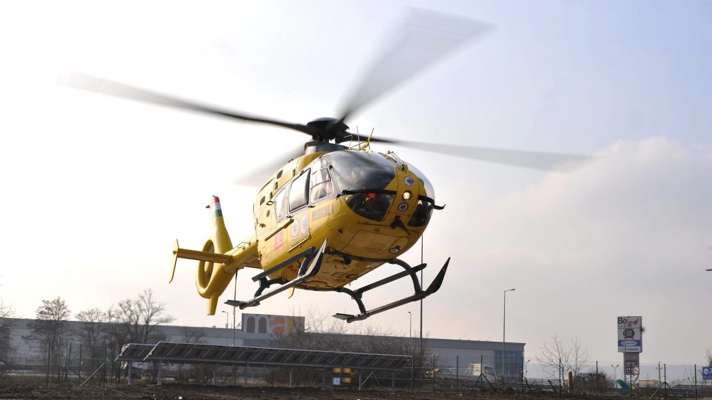 Baleset miatt lezárták az M1-es autópályát Győr felé, mentőhelikopter is érkezett