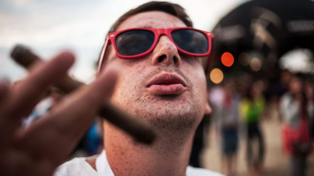 Nem kamu, tényleg van olyan munkakör, hogy szivarklubmenedzser vagy etető traktoros