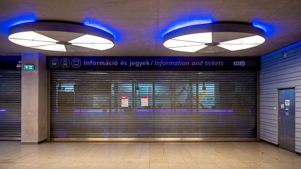 Bilincsben vitték el a BKK jegypénztárait és ügyfélközpontjait takarító cég vezetőit