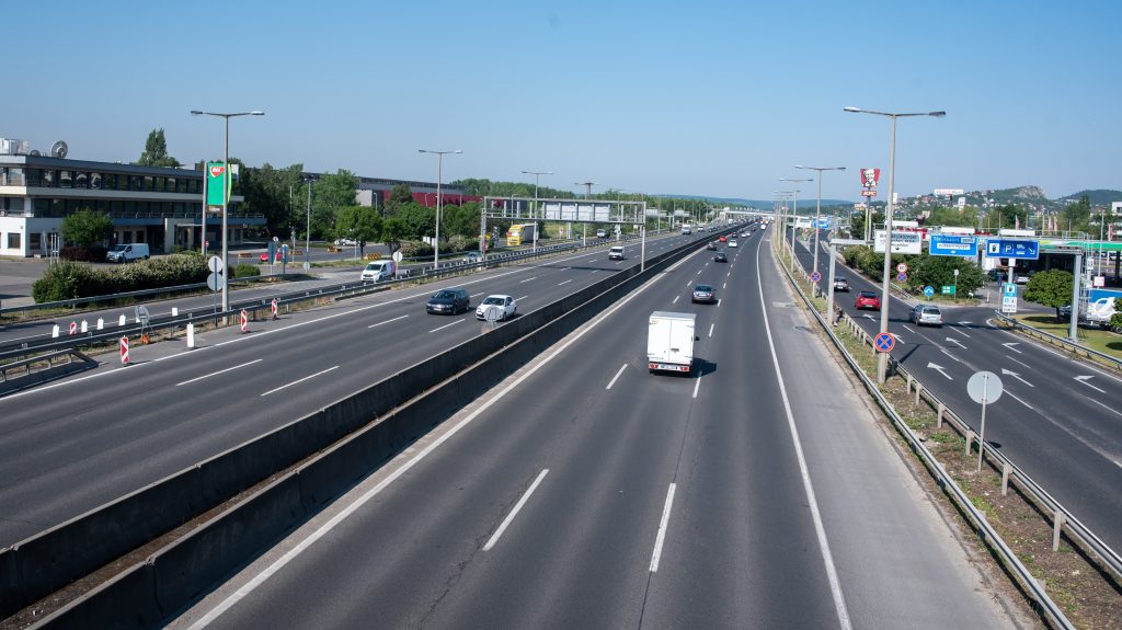 Döntött a kormány: jön a kedvezményes autópálya-matrica az M1-es felújítása miatt