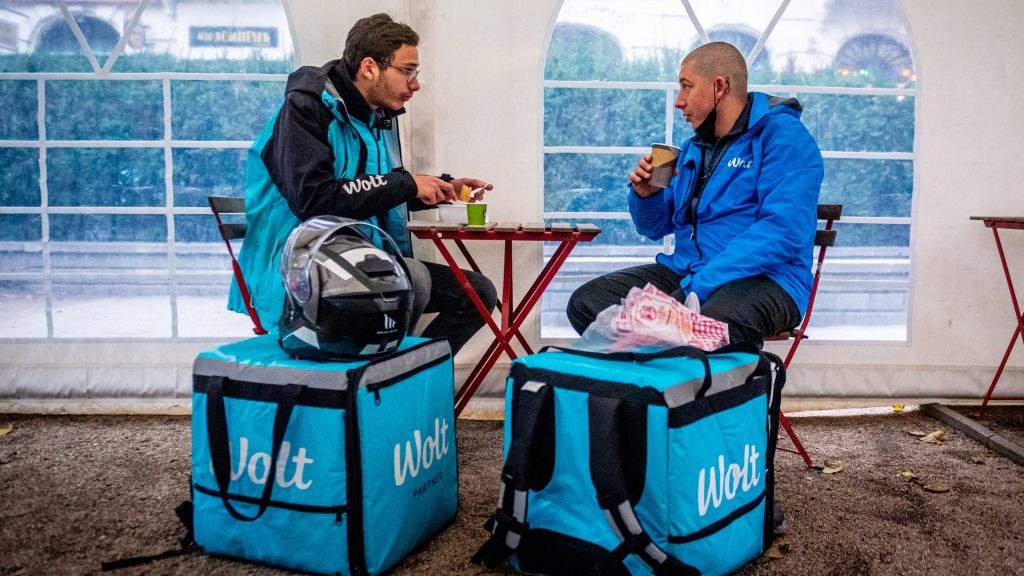 Dolgozóik testi épségét veszélyeztető hiányosságok miatt súlyos bírságot kapott a Wolt