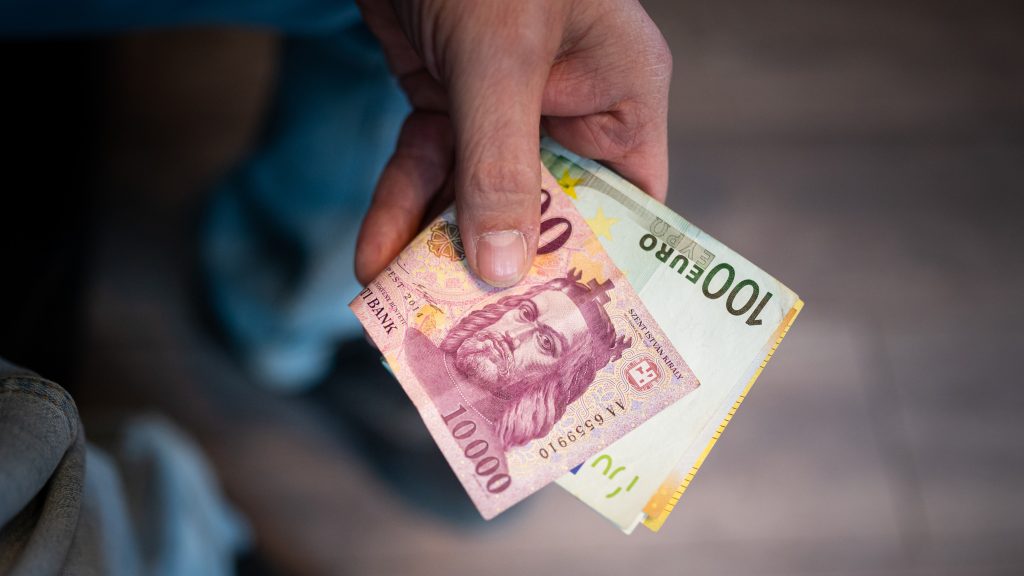 Megint botladozik a forint
