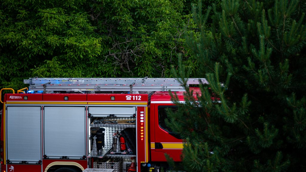Szikrázott és füstölt egy roller egy szombathelyi lakásban, tűzoltók mentek a helyszínre
