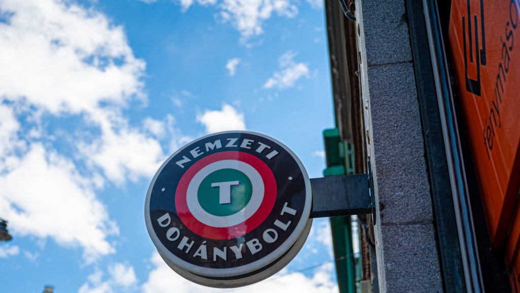 Felhívta a 112-t egy veréssel fenyegetett vevő a trafikban, az eladó kizavarta őket, a vásárlót követték, megverték és kirabolták