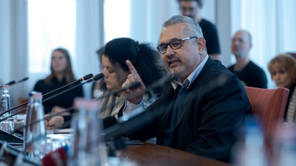 „Még mindig tudni akarom, hogy ki az a Zsolti bácsi” – a DK politikusa szerint több mint féltucat kérdést kell a Fidesznek tisztáznia a Szőlő utcai botránnyal kapcsolatban