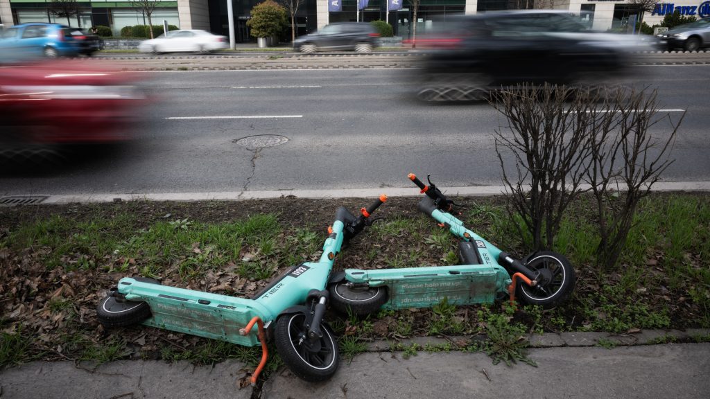 Az „E-rollerrel behajtani tilos”-tábla is bekerülhet az új KRESZ-be