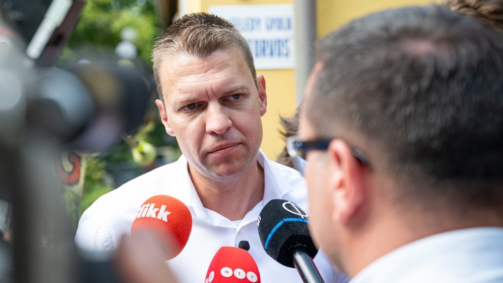 Nem szégyellik magukat? – mondta Menczer Tamás az újságíróknak, akik szerinte nem azt kérdezik, amit kell