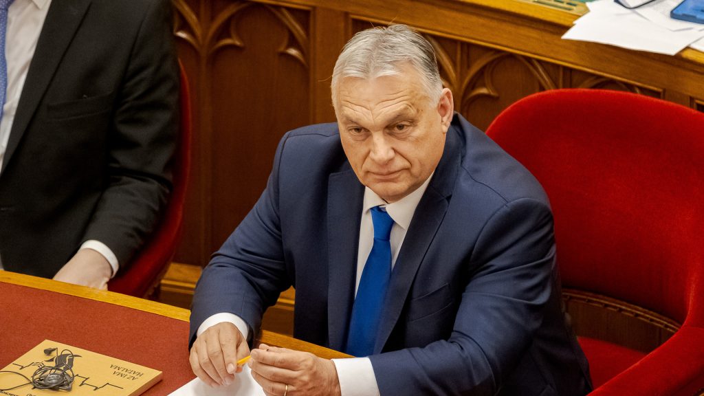 Orbán a lengyel miniszterelnöknek: „Veszélyes játékot űzöl európaiak millióinak életével”