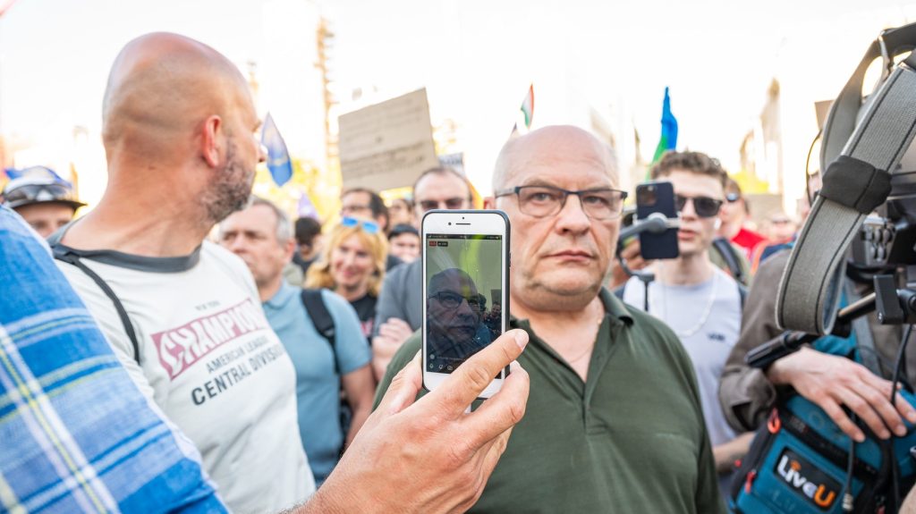 A közmédia állítja: halálosan megfenyegették az M1 riporterét a Tisza szimpatizánsai