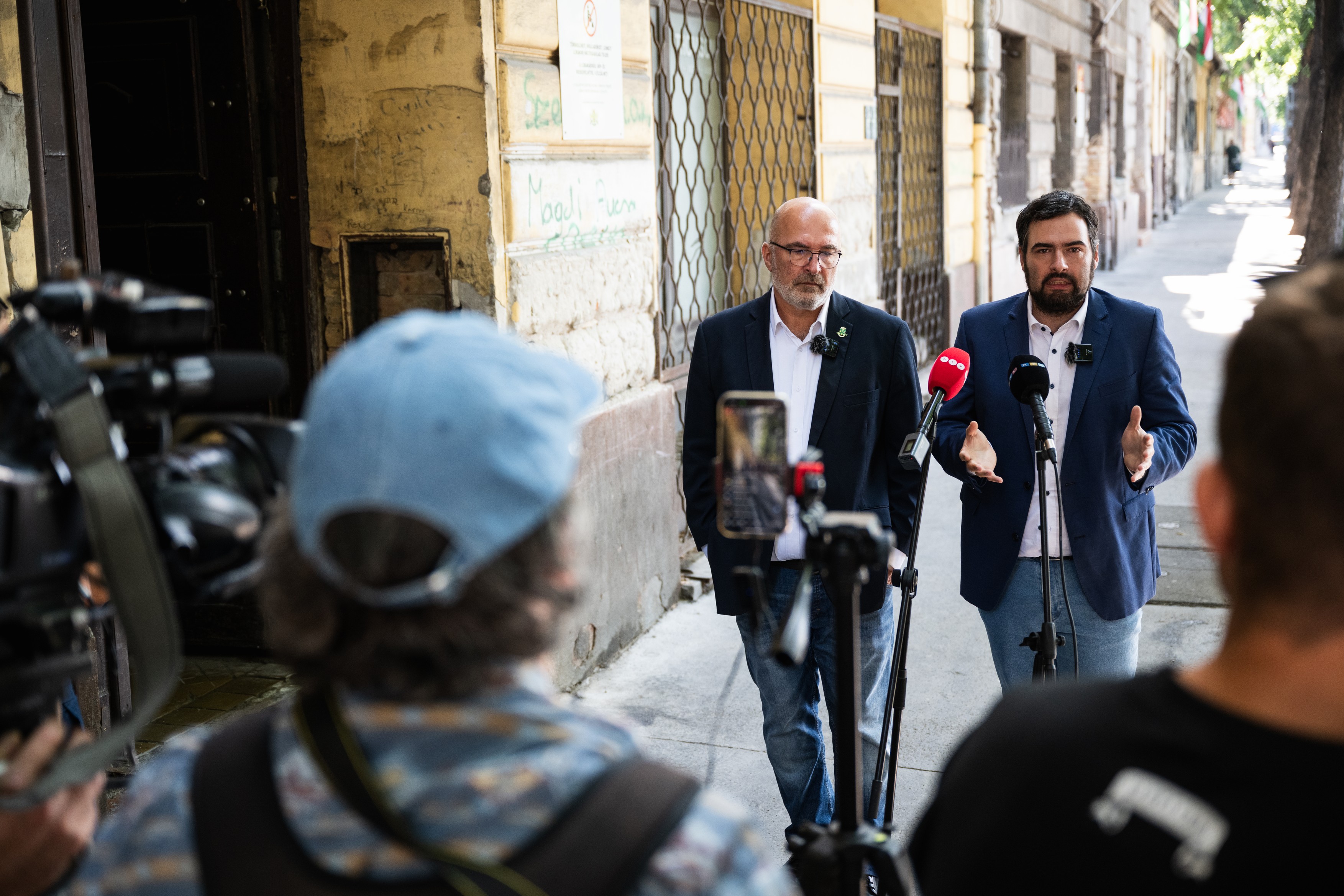 „Azt nem tudják megtiltani nekünk, hogy jót cselekedjünk ezekkel az emberekkel” – a józsefvárosi önkormányzat segít a kilakoltatásra váró lakóknak a Diószegi utcában 2