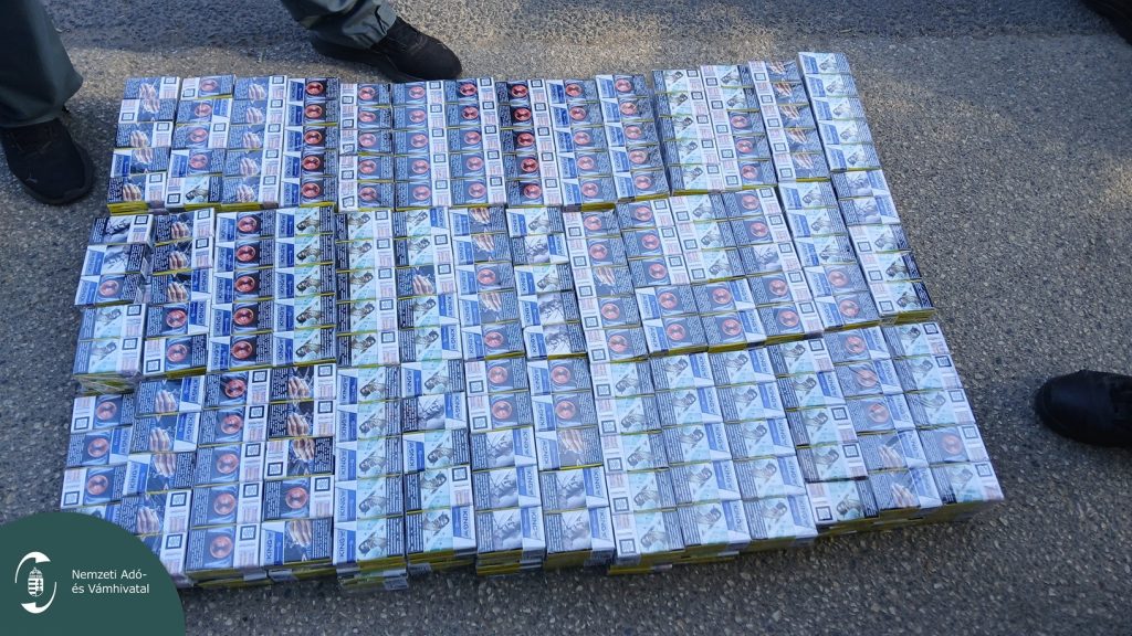 Nem tudták megmondani, hogyan került több mint ezer doboz cigi a házukba