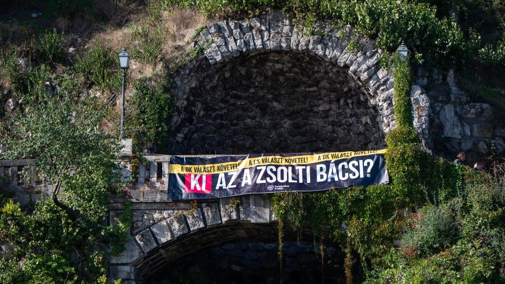 A Gellért-hegyről kérdezi a DK: „ki az a Zsolti bácsi?”