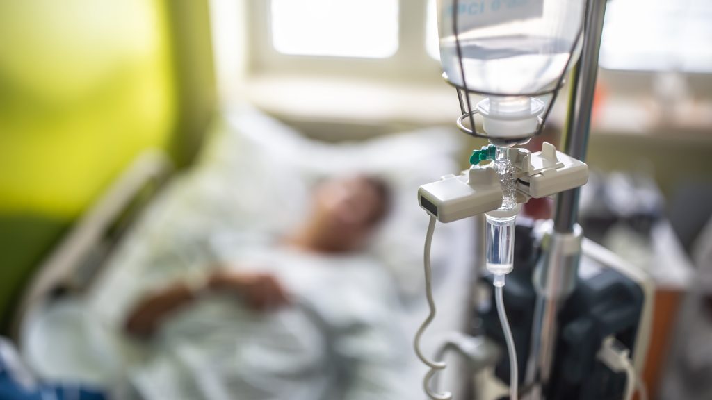 Megpróbálta lekapcsolni a gépről, majd bicskával vágta át az intenzíven fekvő apja infúziójának csövét egy 13 éves fiú