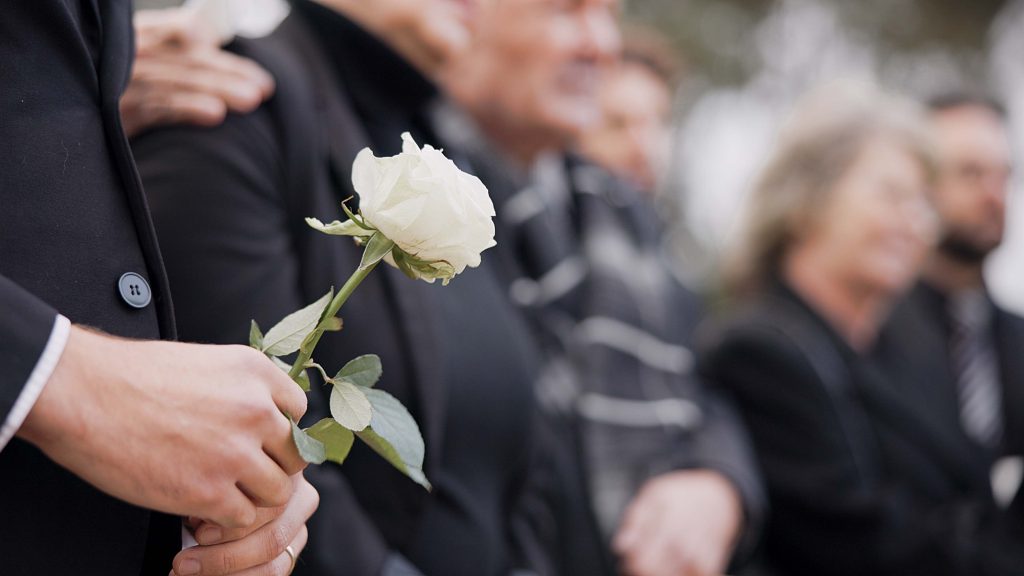 „Életben vagyok!” – hozta a frászt a rokonaira a saját temetésére váratlanul betoppanó férfi