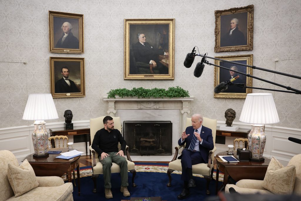 „Olyan, mint egy pankrátor öltözője” – aranyban úszó giccsparádét csinált Trump az Ovális Irodából 1