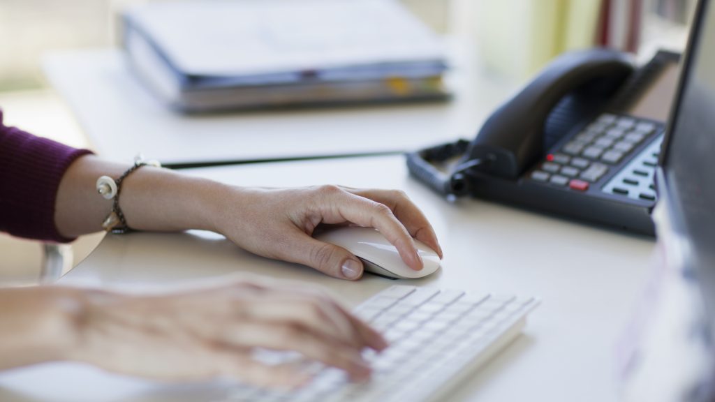 Kirúgták, mert online vásárolgatott munkaidőben – a végén mégis a lengyel nő járt jól