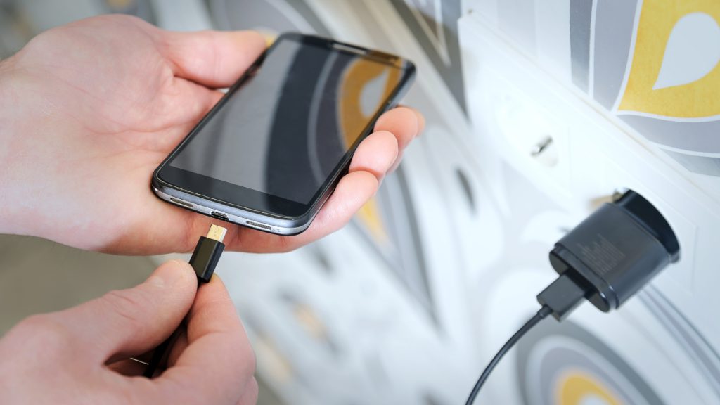 Évekkel tovább bírja a mobilod, ha így töltöd fel