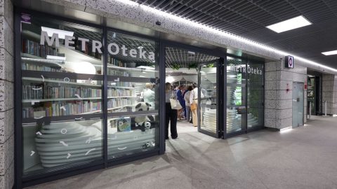 Varsóban könyvtár nyílt egy metrómegállóban, így szoktatnák le az embereket a telefonozásról
