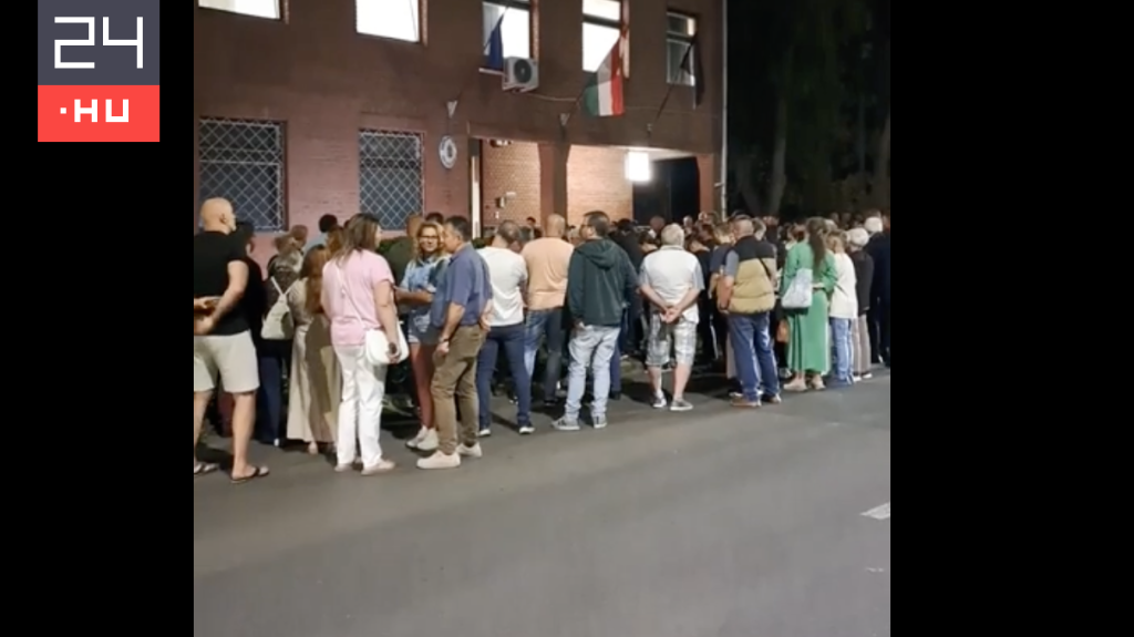 Rengetegen gyűltek össze a hódmezővásárhelyi rendőrség előtt, hogy a rendőrkapitányra emlékezzenek