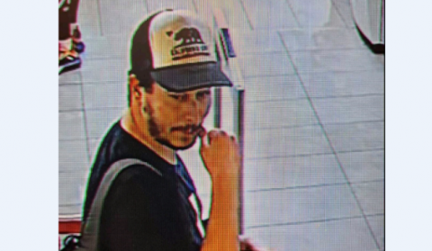 Elővette a nemi szervét a villamoson, majd odatolta egy nő kezéhez – őt keresik