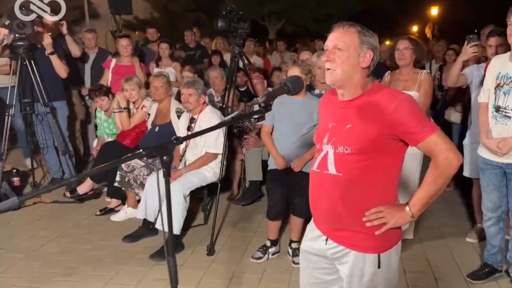 A legendás focista biztatta a többi focistát, hogy álljanak át a Tiszához