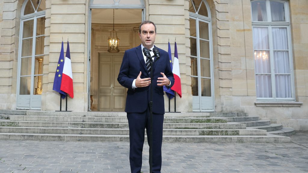 Kinevezése után egy hónappal lemondott a francia miniszterelnök