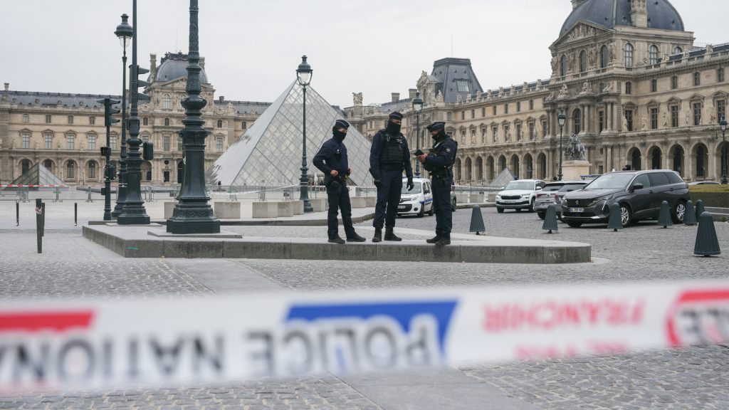Filmbe illő koronaékszer-lopás a Louvre-ben: a bűnözők mellett megindult a felelősök keresése is 