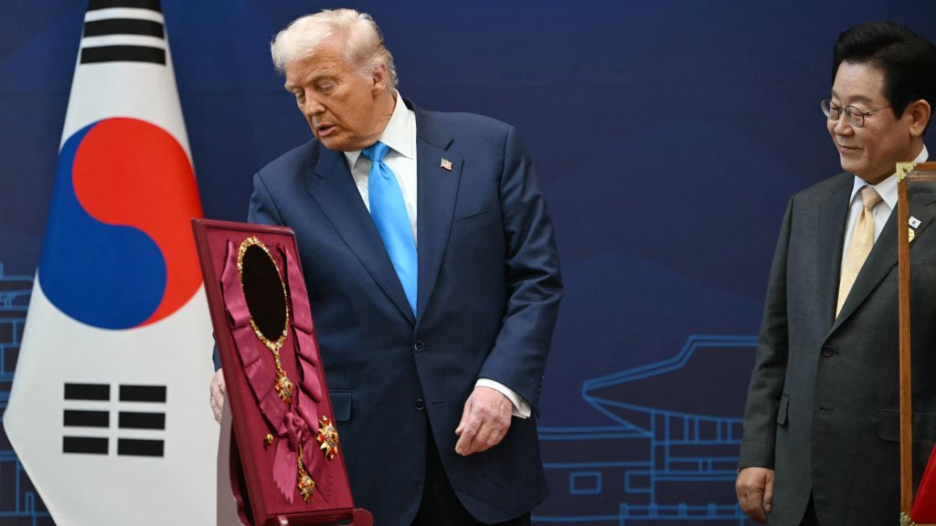 Ősi koronával, kecsappal és aranyozott brownieval vették le a lábáról Trumpot Dél-Koreában