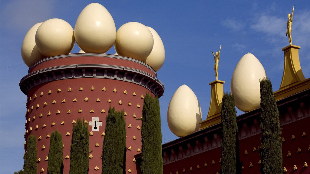 Tojásokkal és zsömlékkel díszített vár állít emléket Dalí zsenijének