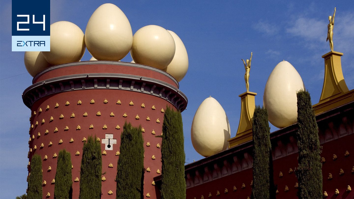 Tojásokkal és zsömlékkel díszített vár állít emléket Dalí zsenijének