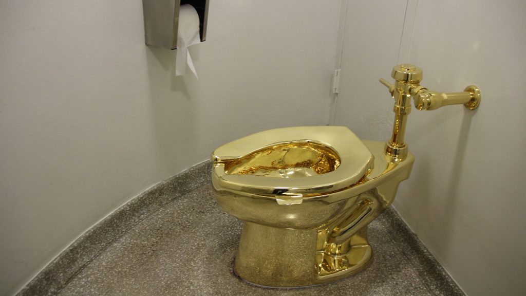 Színarany vécé keres gazdát egy aukción, 3,3 milliárd forintról indulhat a licitharc