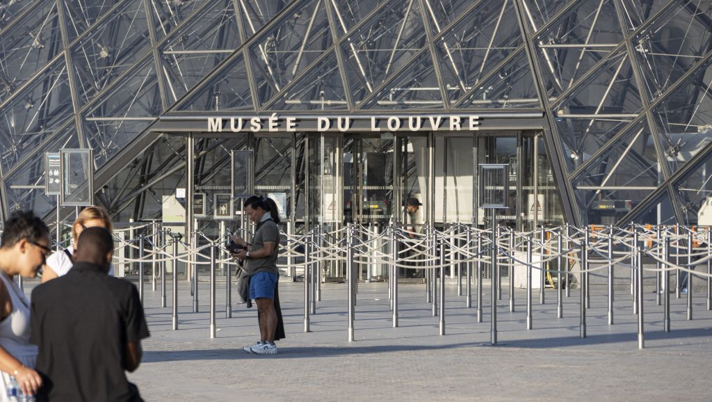 Kinyitott a Louvre