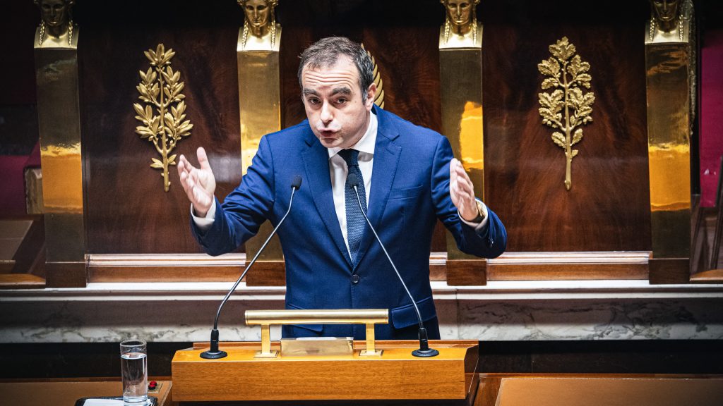 Elbuktak az új francia kormány elleni bizalmatlansági indítványok