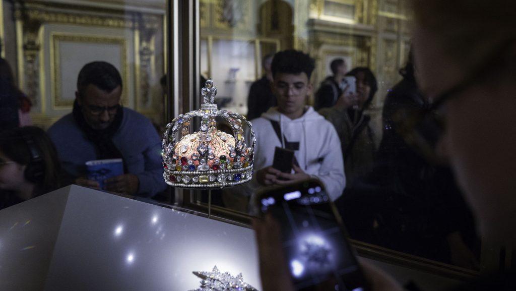 34,3 milliárd forint értékű ékszert loptak el a Louvre-ból