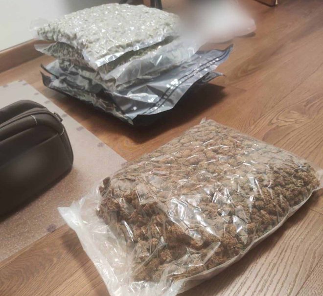 Százmilliós drogfogás a II. kerületben, még a vécé is tele volt marihuánával és táskákban álltak a pénzkötegek 1