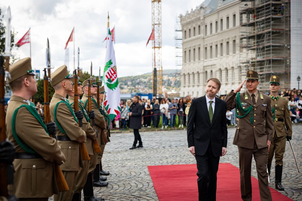 Hivatalba lépett az új budapesti brit nagykövet 2