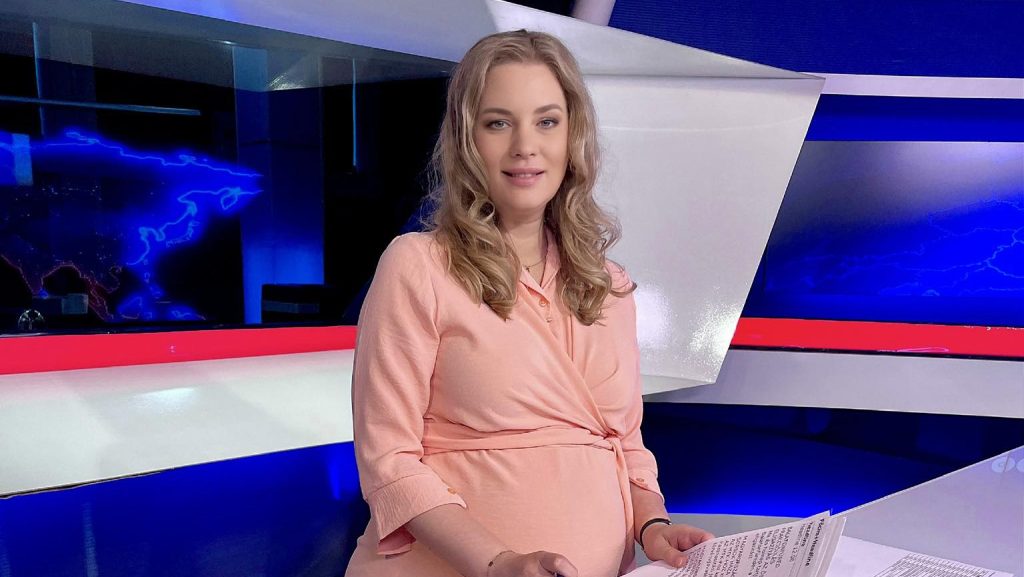 Egy időre leköszön az ATV műsorvezetője, Gulyás Eszter