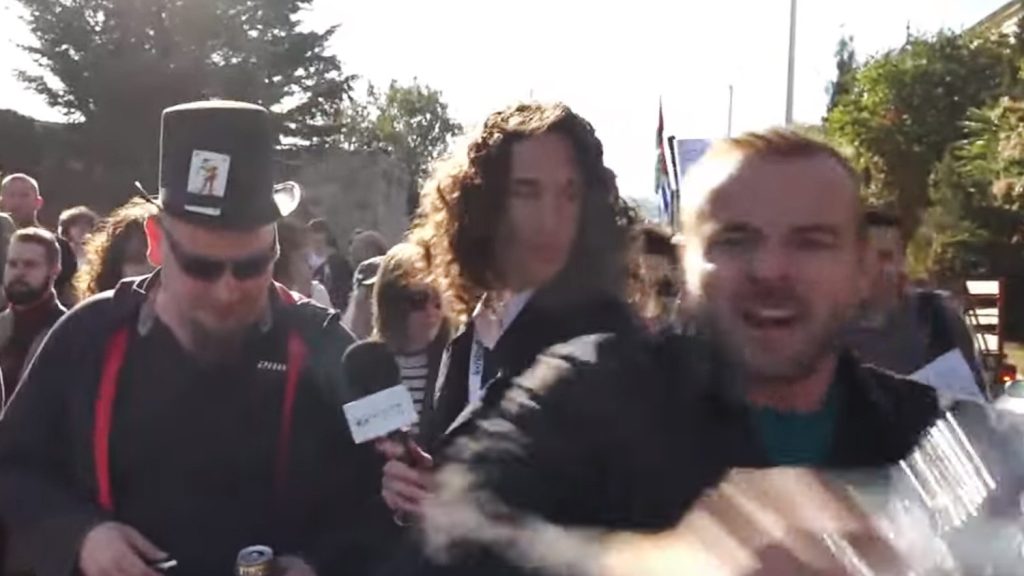 Újságírókra és az ellenzéki tüntetések zebrájára támadt rá egy ellentüntető a Pécs Pride-on