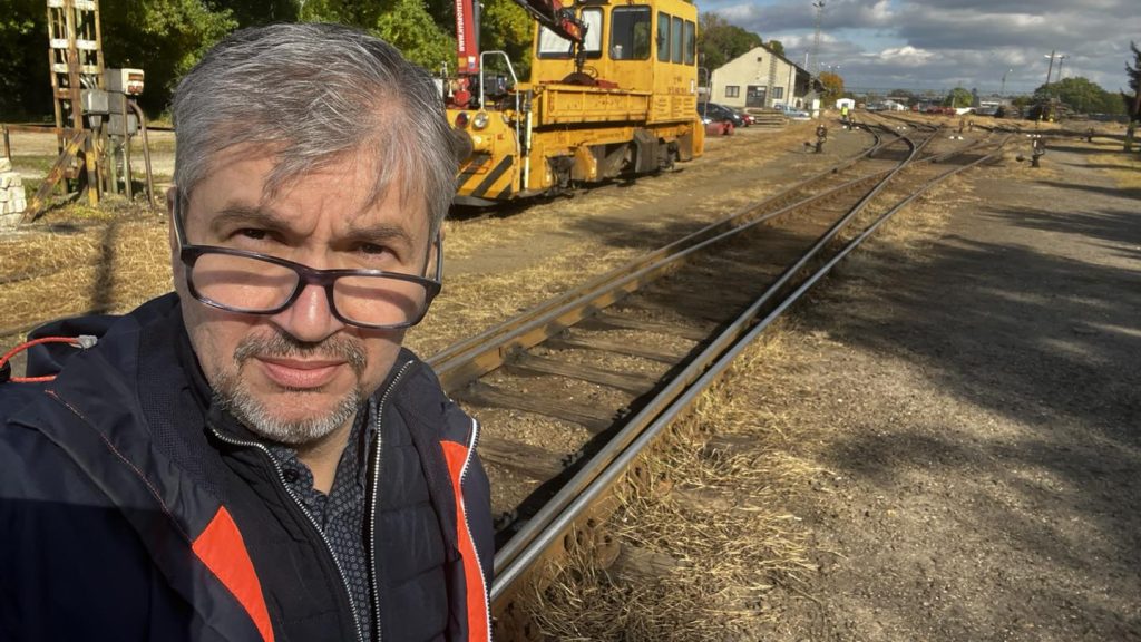 Hadházy arról posztolt, hogy Lázárék el akarnak titkolni egy újabb kisiklást, de a MÁV szerint eltussolásról szó nincs és csak siklás volt