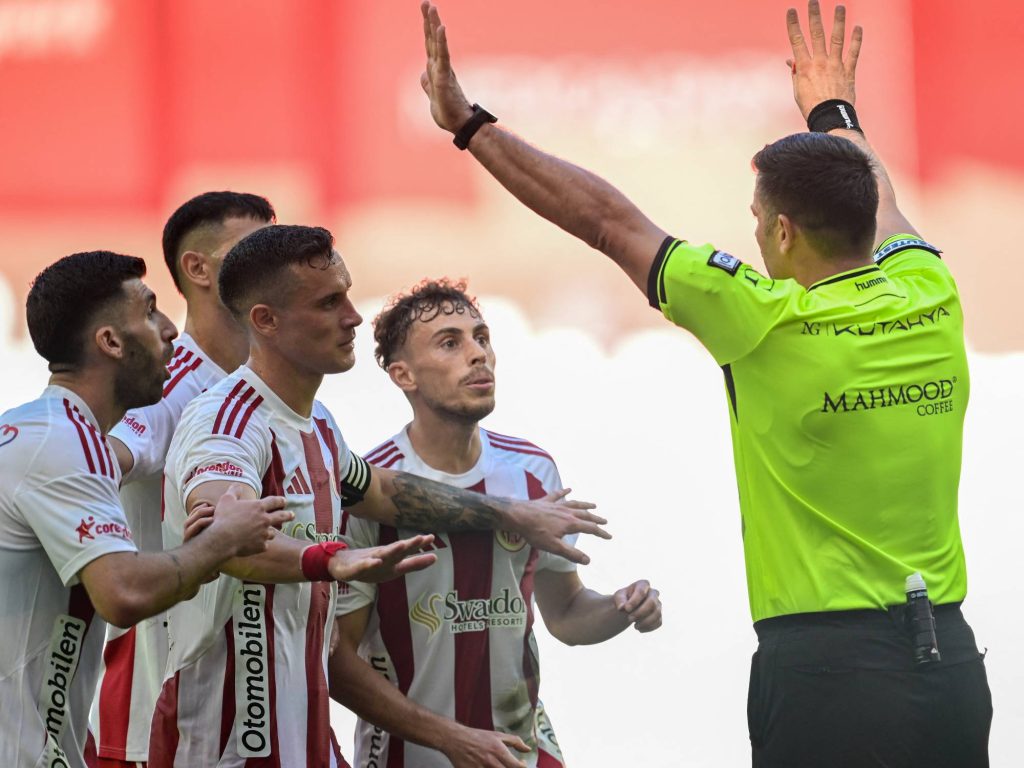 „Ha a futball korrupt, az nem csak a játékvezetőknél van így” – már fojtogatja a hurok a fogadási botrányba keveredő focibírókat 1