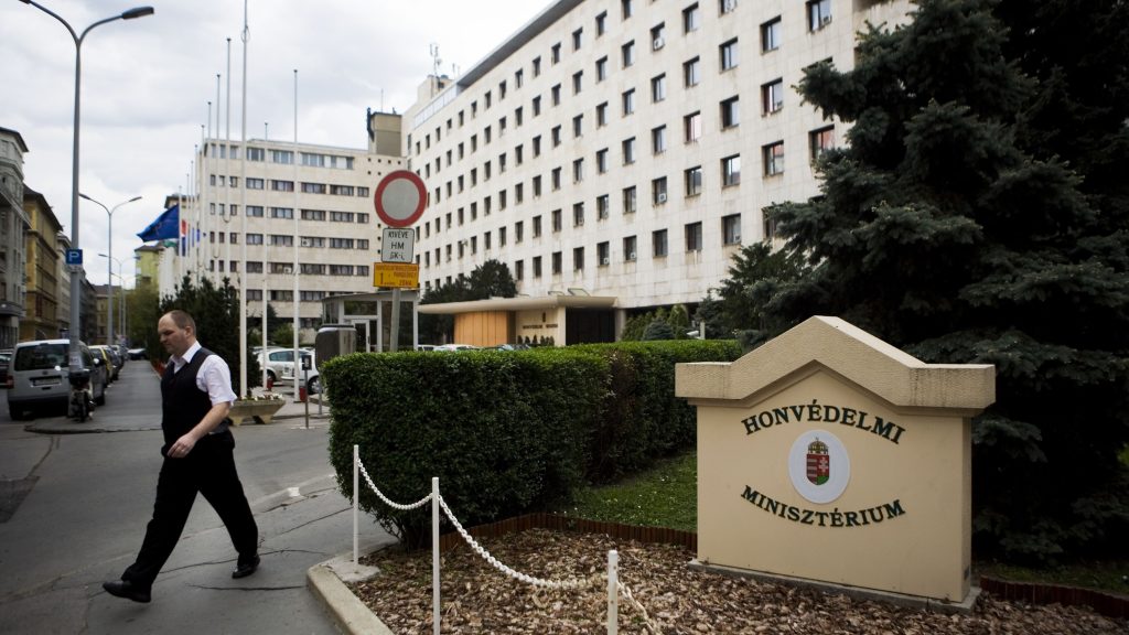 Magyarország történetének legnagyobb katonai adatlopási botránya miatt menesztették, most hozzá került a hazai űripar felügyelete