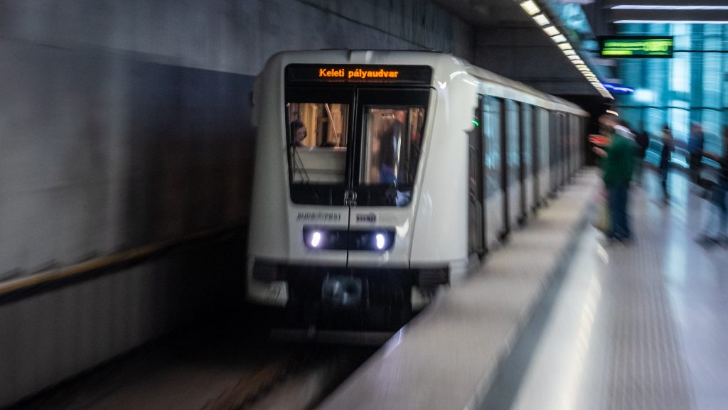 Elütött egy embert a négyes metró