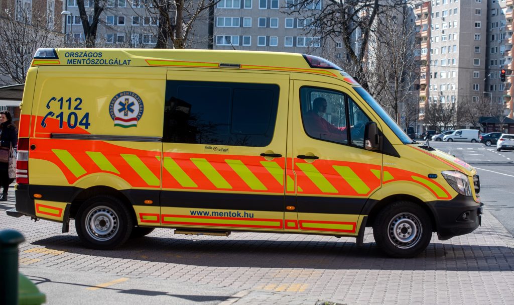 Kirúgtak egy mentőst, aki brutálisan bántalmazott egy férfit Hevesben