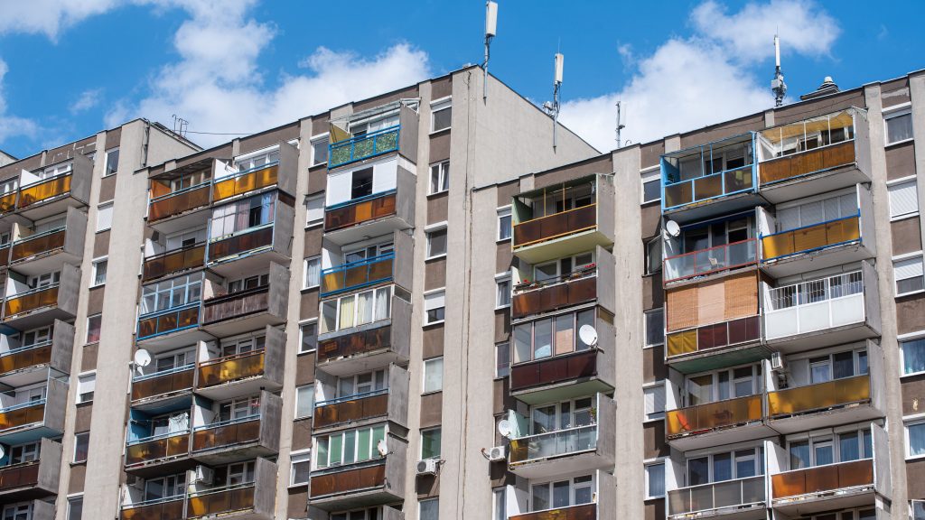 Lakáseladás: az illetéken felüli fizetési kötelezettségekre figyelmeztet a NAV