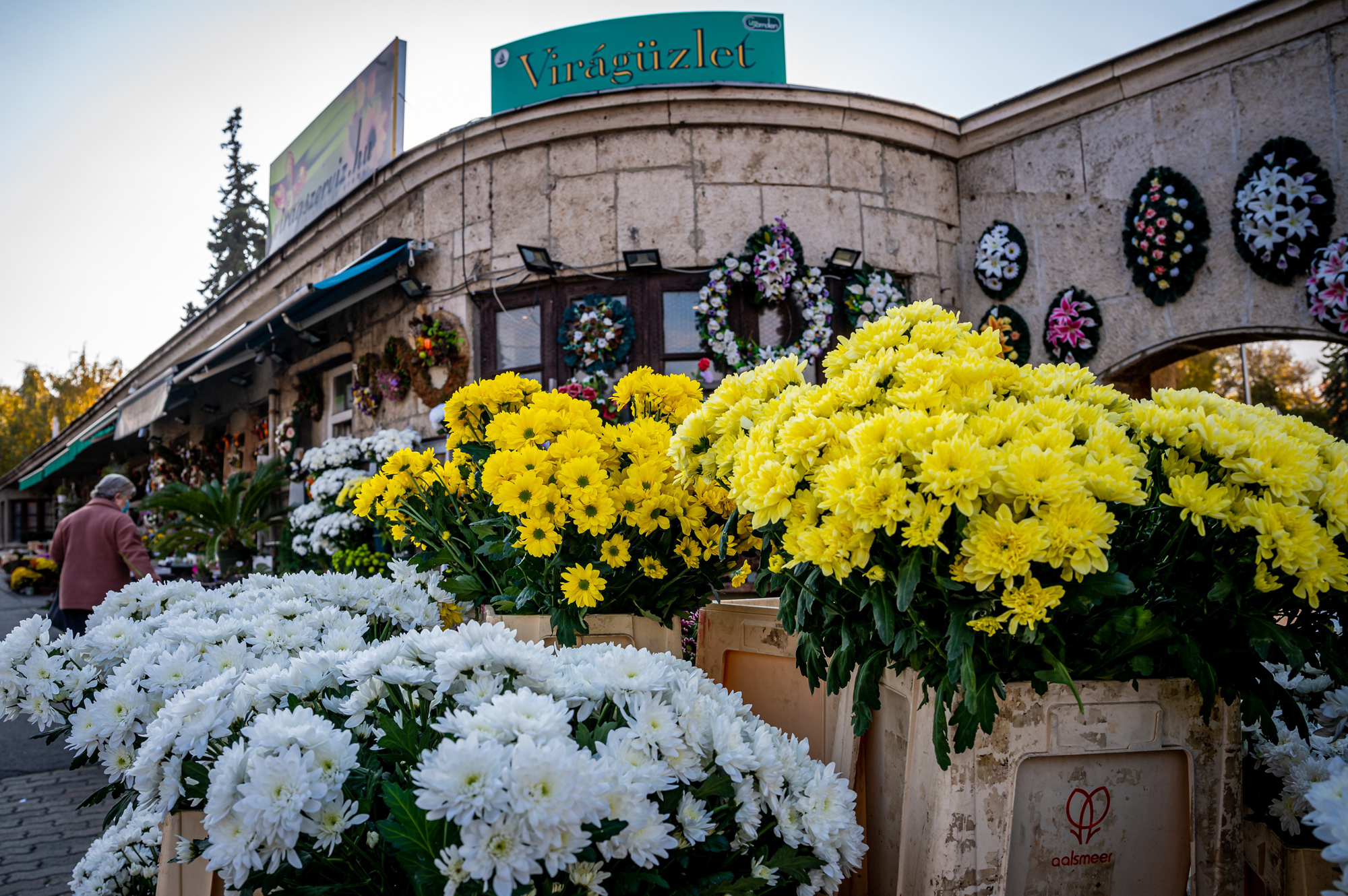Így lesznek nyitva a boltok, temetők, virágosok november 1-jén 1