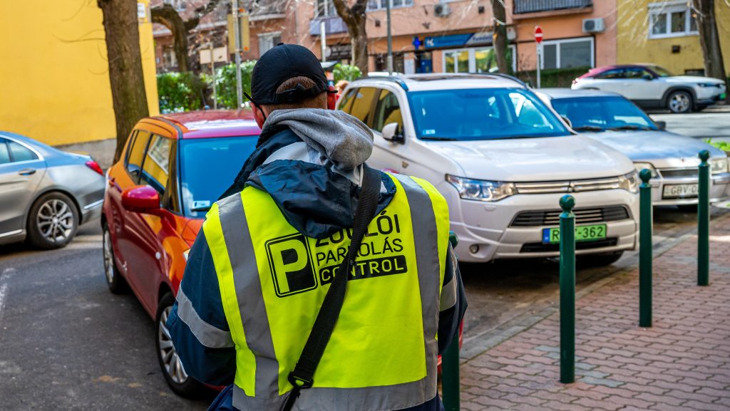 Parkolás a szombati munkanapokon: kétszeresére ugorhat a megbírságolt autósok száma