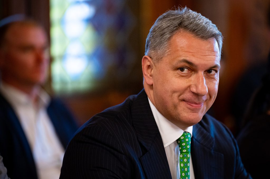 Lázár fia továbbra is fogja használni a miniszter sofőrös autóját