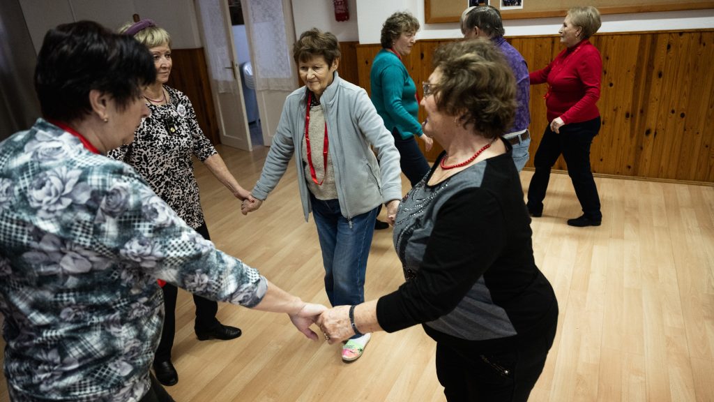 GKI: súlyos kihívás a 14. havi nyugdíj kifizetése, valahonnan el kellene vonni a pénzt